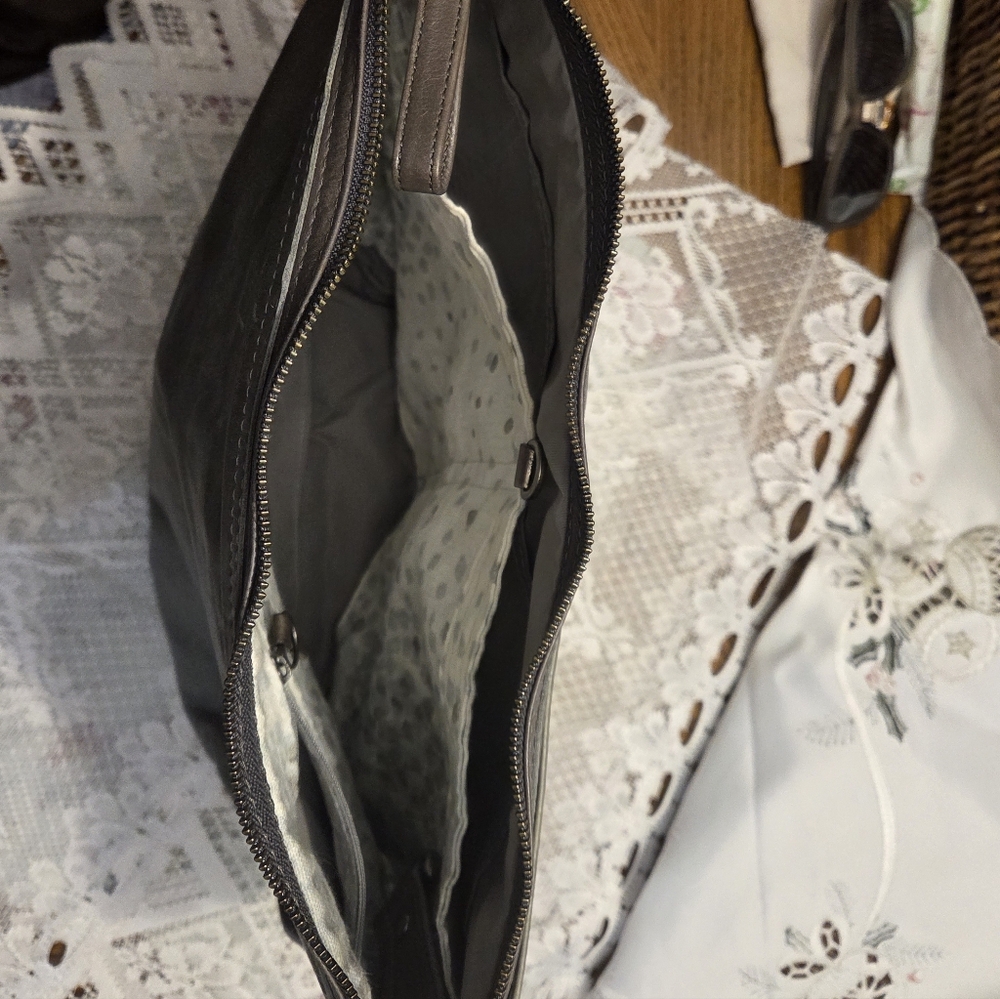 Rough & Tumble Gray Leather Shoulder Bag - Picture 3 of 5